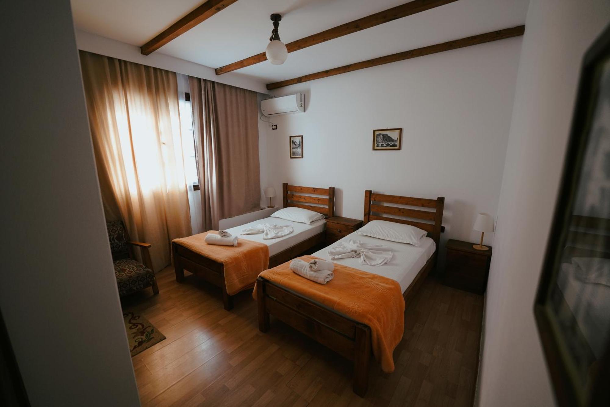 Maya Hostel Berat Buitenkant foto