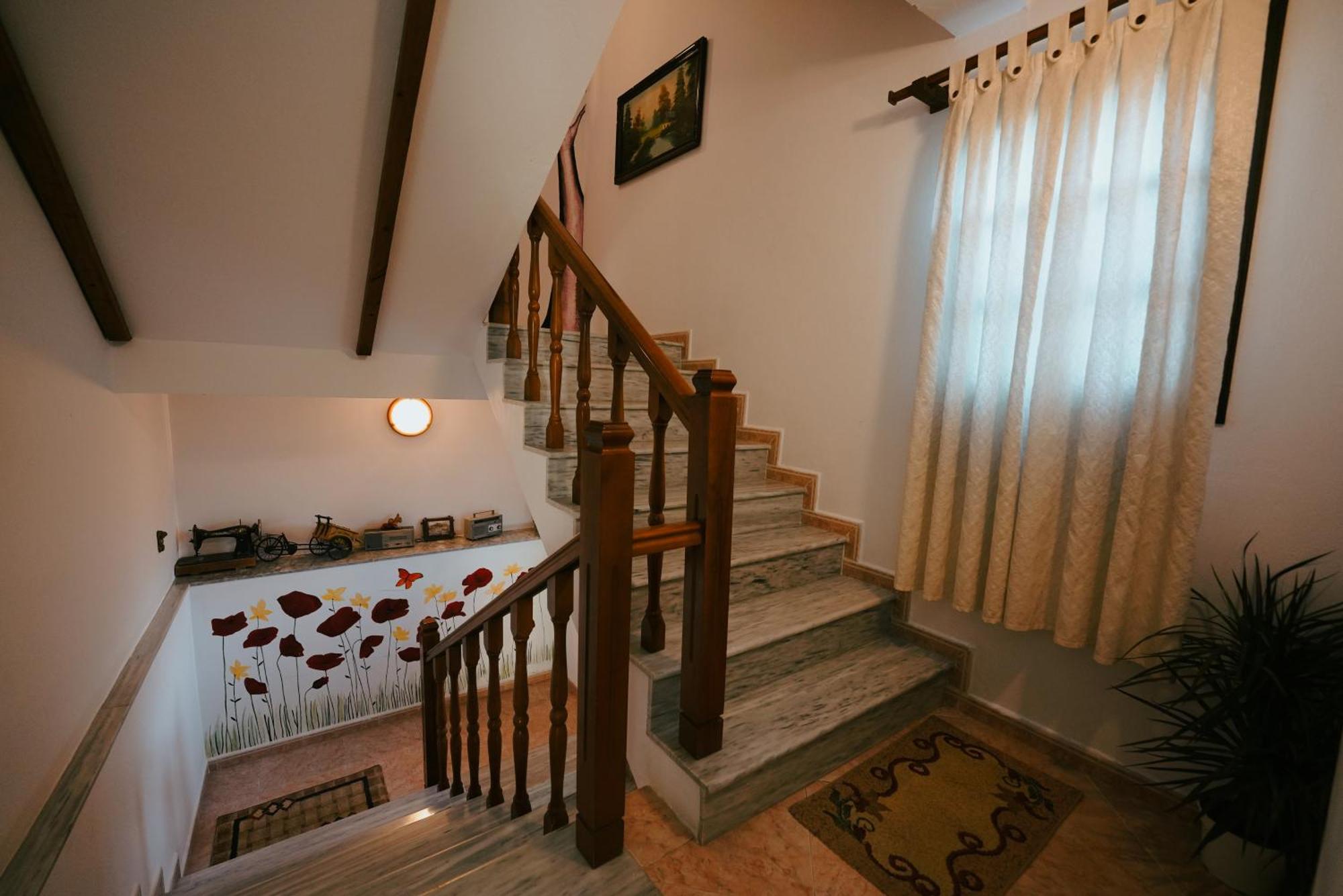 Maya Hostel Berat Buitenkant foto