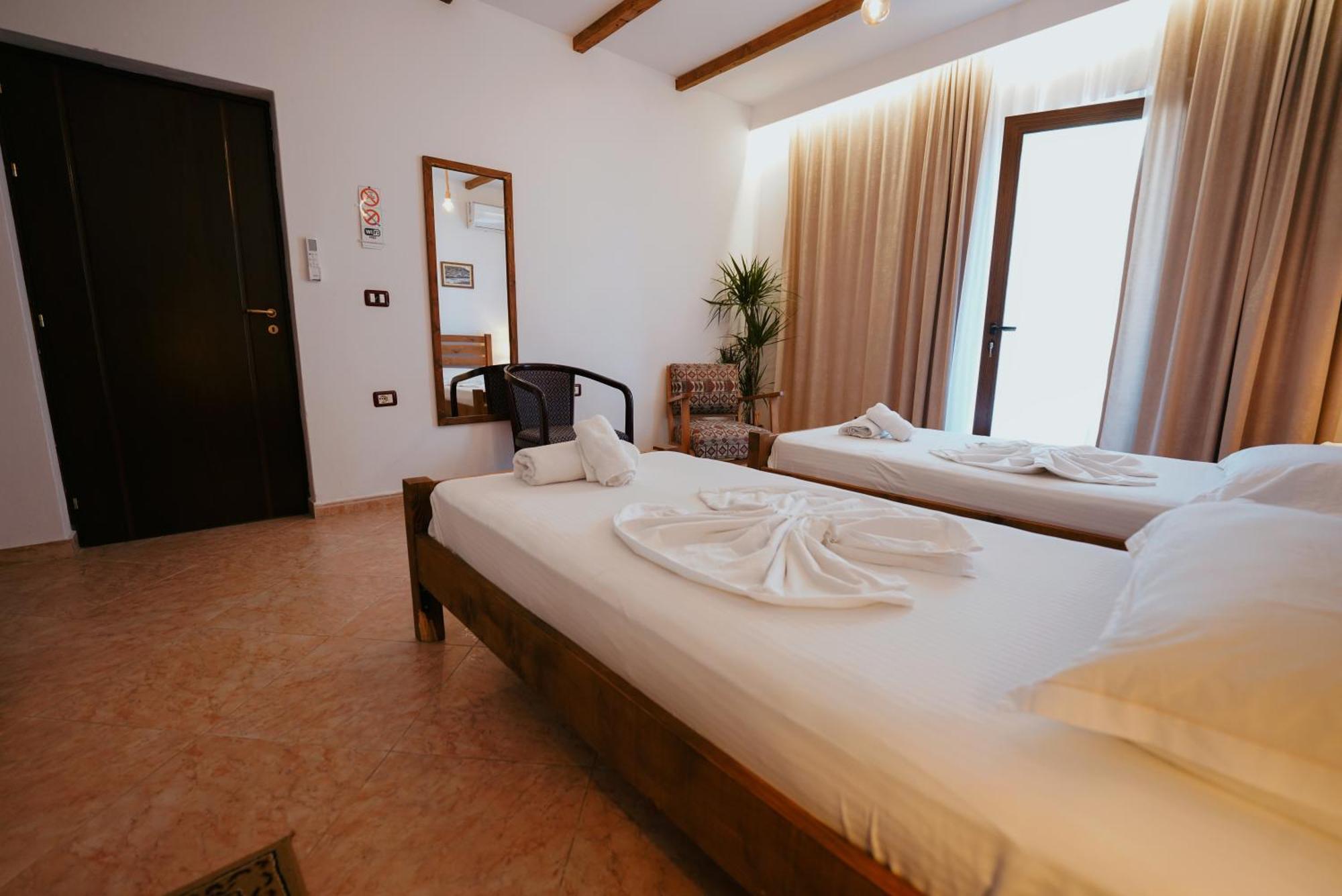 Maya Hostel Berat Buitenkant foto