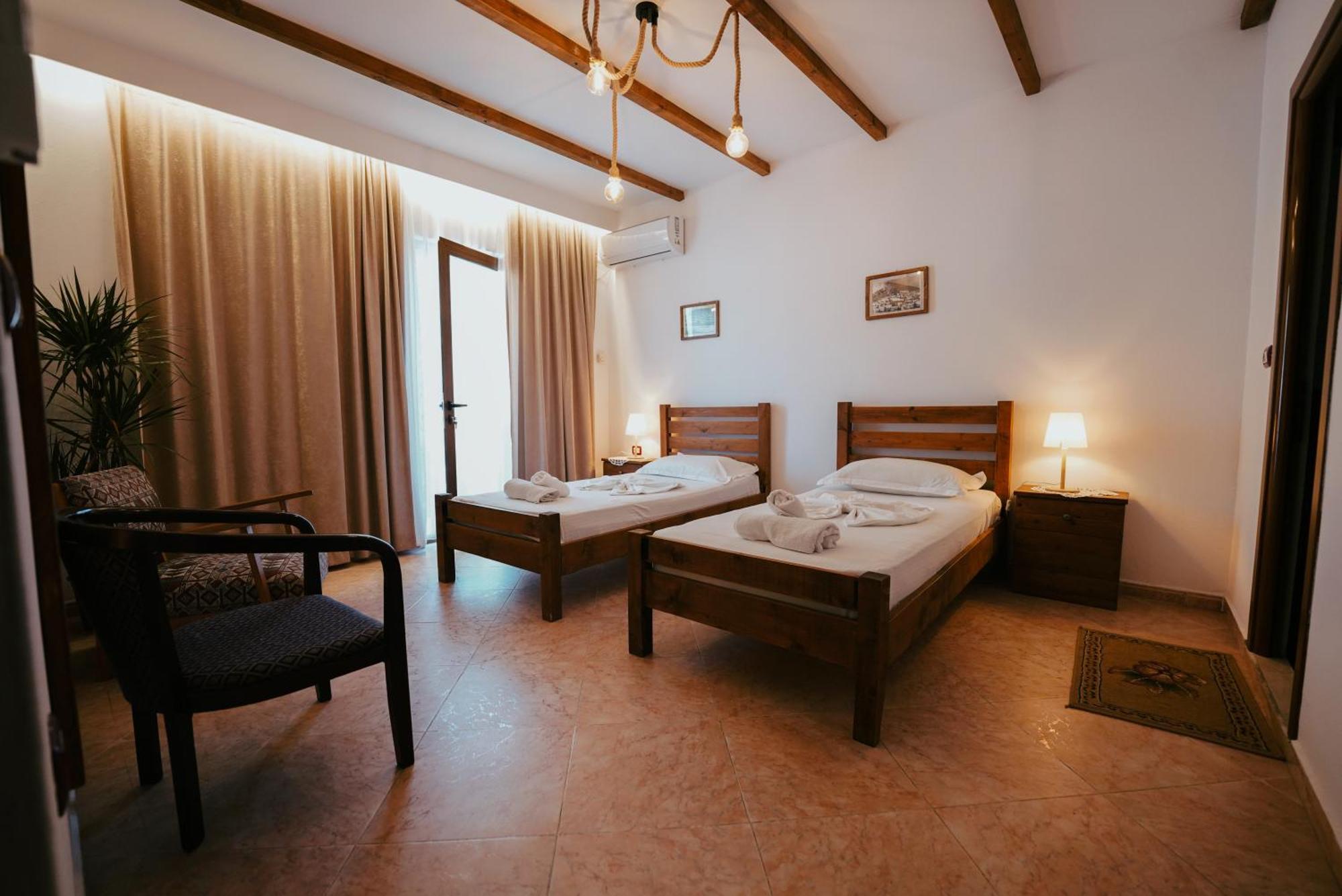 Maya Hostel Berat Buitenkant foto