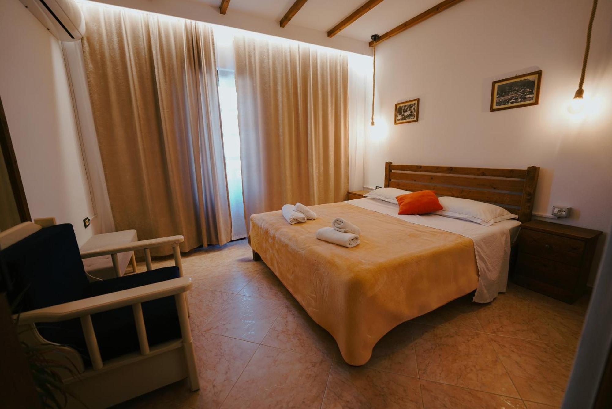 Maya Hostel Berat Buitenkant foto